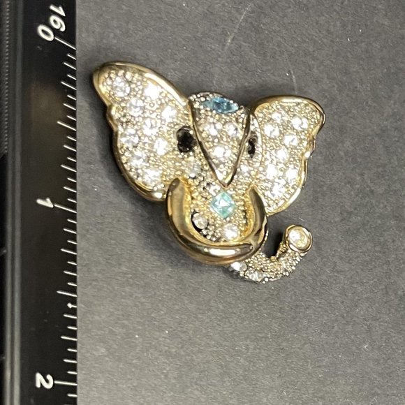VINTAGE UNSIGNED ELEPHANT MULTI COLOR AND SKY BLUE RHINESTONE BROOCH - Picture 2 of 5